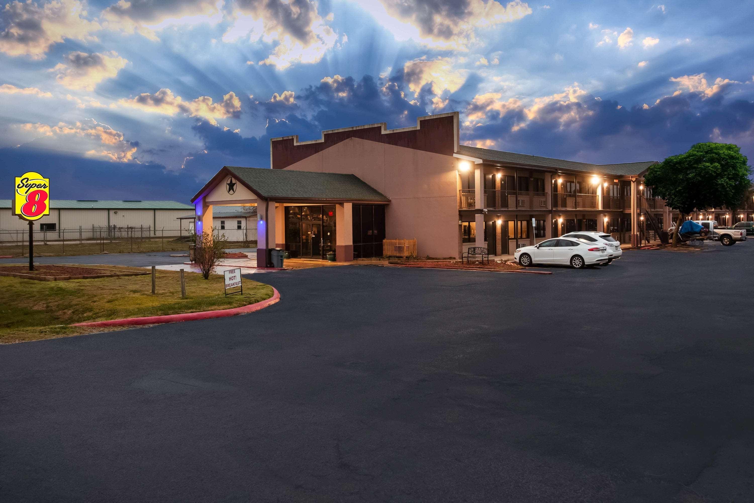 Super 8 By Wyndham Giddings Otel Dış mekan fotoğraf
